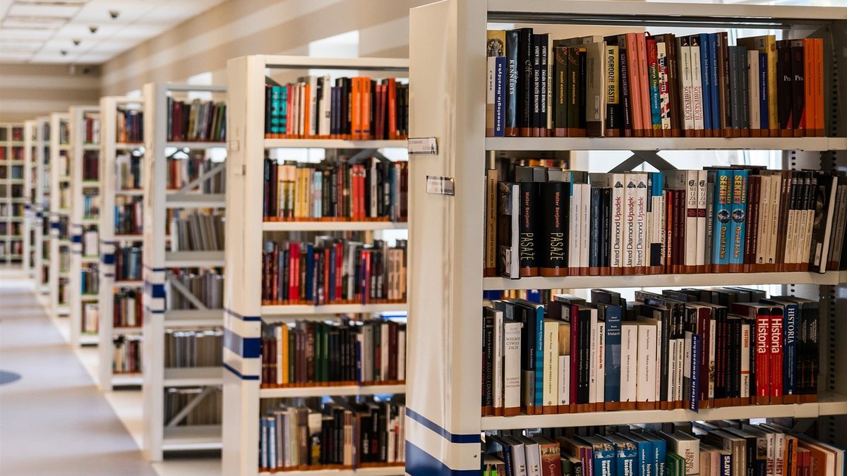 Building a Themed Reading List for Coastal Holidays