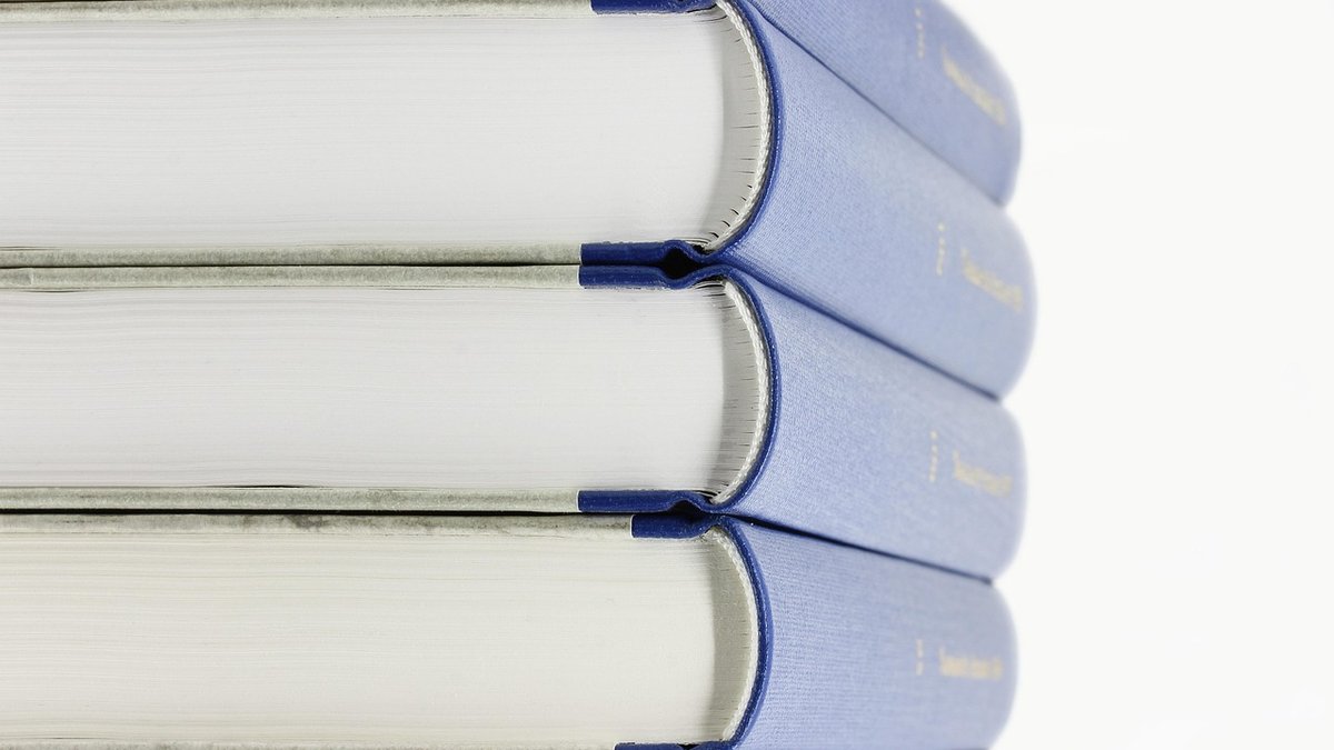 Planning a Literary Walk Around a Quiet Harbour Town